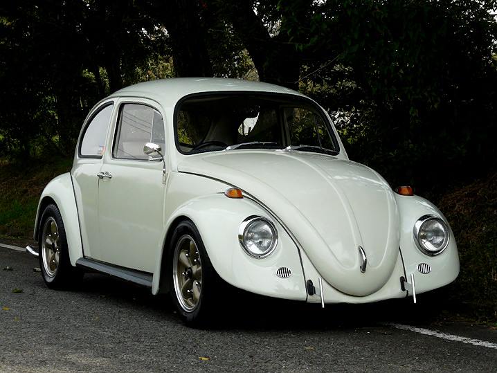 キャルルックにカスタムされた1967年式ビートル。低車高と5スポークホイールが特徴