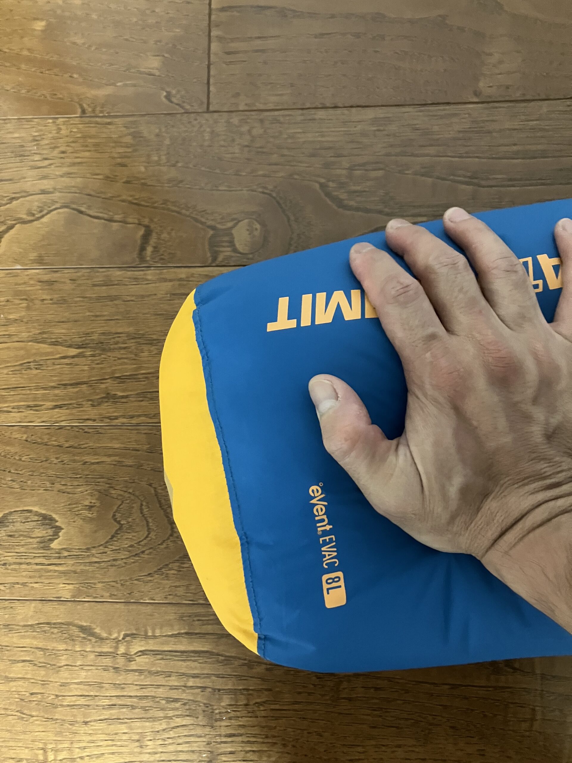 Evacドライバッグ 8L 圧縮中